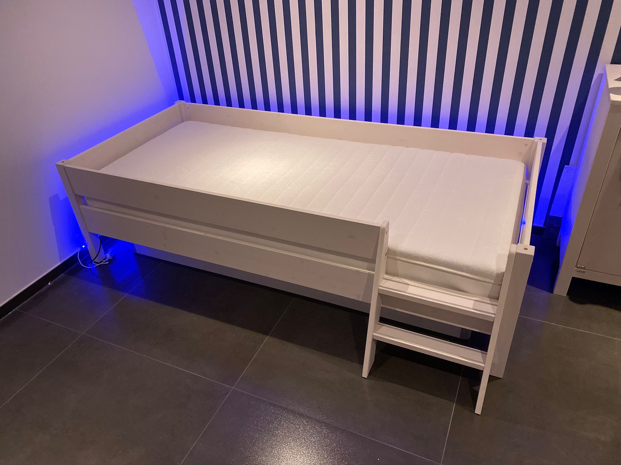 Weißes Kinderbett mit LED-Beleuchtung